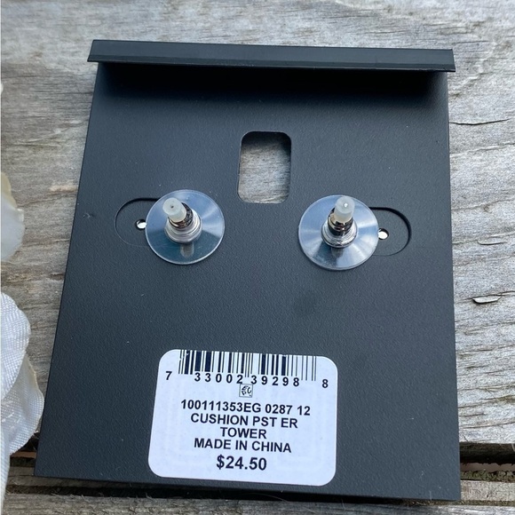 NWT ALFANI SILVER TONE SQUARE STUDS EARRINGS - Picture 6 of 6